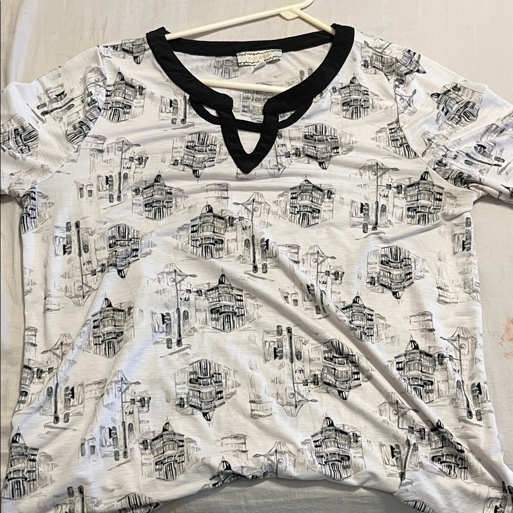 Black and White Graphic Print Women's Top